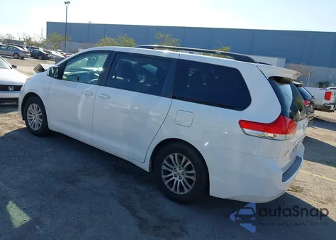 2014 Toyota Sienna Xle V6 8 Passenger z USA, uszkodzony, nr VIN 5TDYK3DC3ES473348